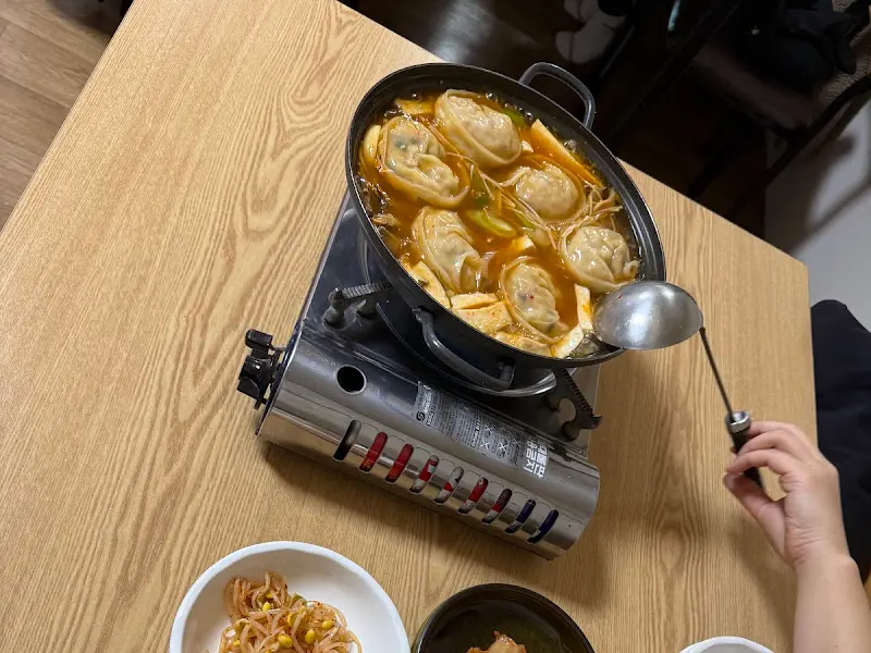 버섯만두전골 끓는 모습