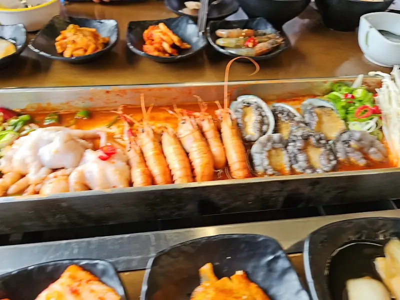 싱싱한 해산물이 가득한 갈치조림