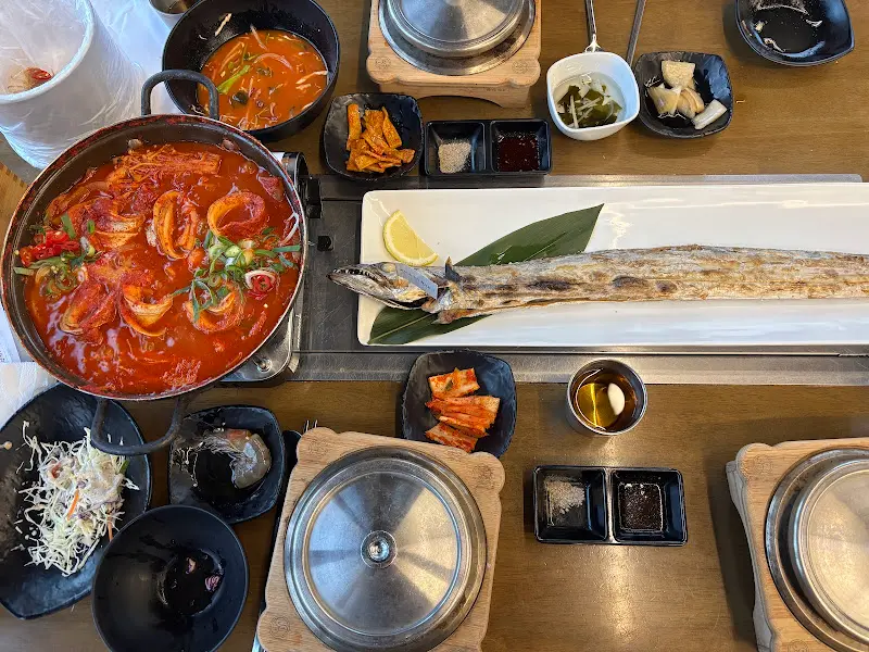 갈치조림과 갈치구이, 다양한 밑반찬이 함께하는 푸짐한 한 상 차림