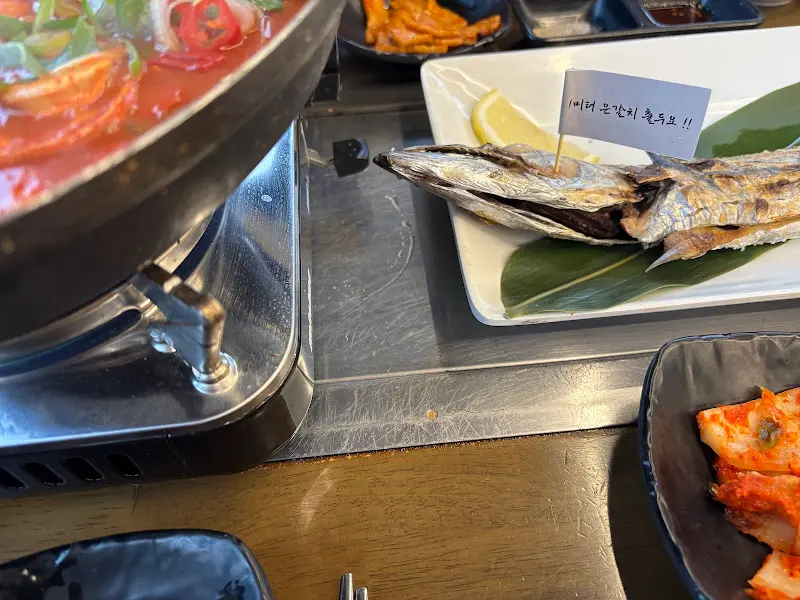 테이블 위에서 끓고 있는 갈치조림