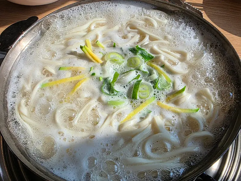 끓고 있는 칼국수