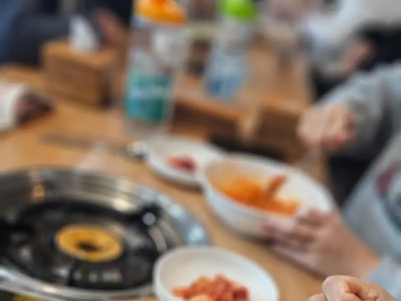 식사 중인 손님들