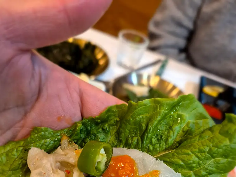 신선한 채소에 싸 먹는 숙성회