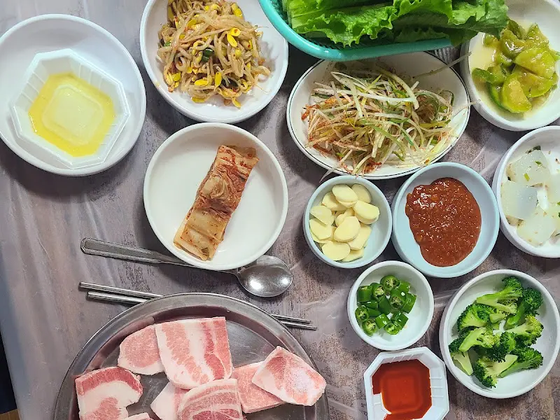 푸짐하게 차려진 향촌집 냉삼 한 상