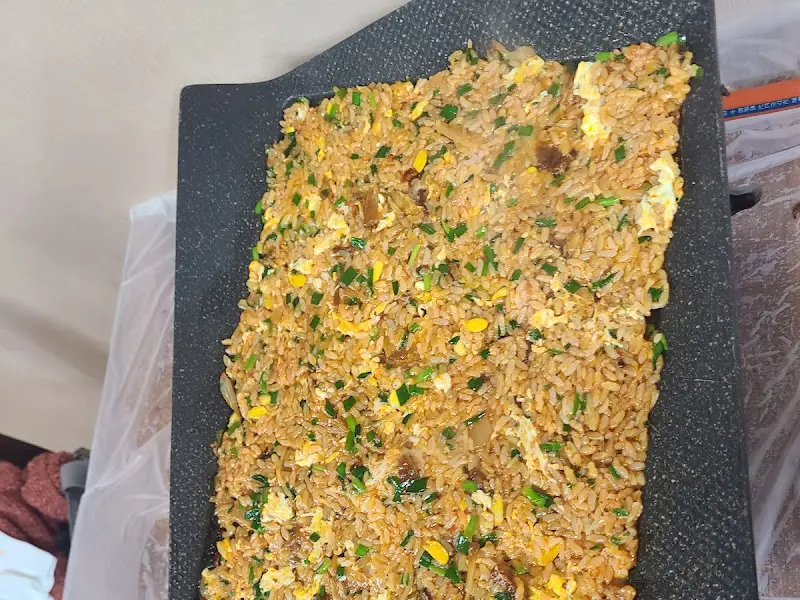 불판에 넓게 펼쳐진 볶음밥