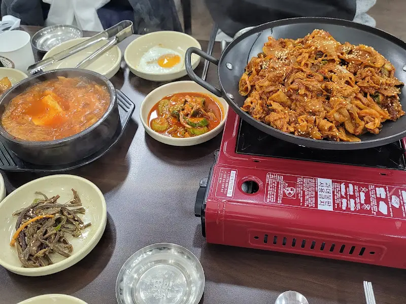 김치찌개와 곁들임 메뉴