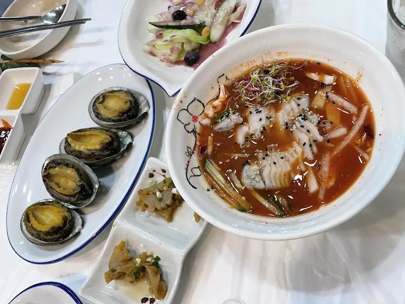 싱싱한 전복회와 매콤한 전복물회