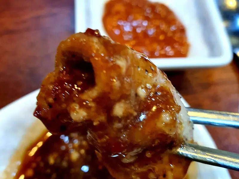 양념장에 찍은 곱창