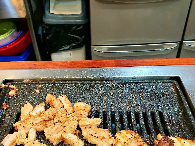 깔끔하게 관리된 불판