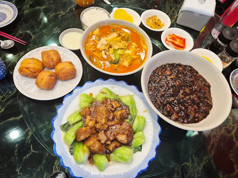 푸짐하게 차려진 한 상