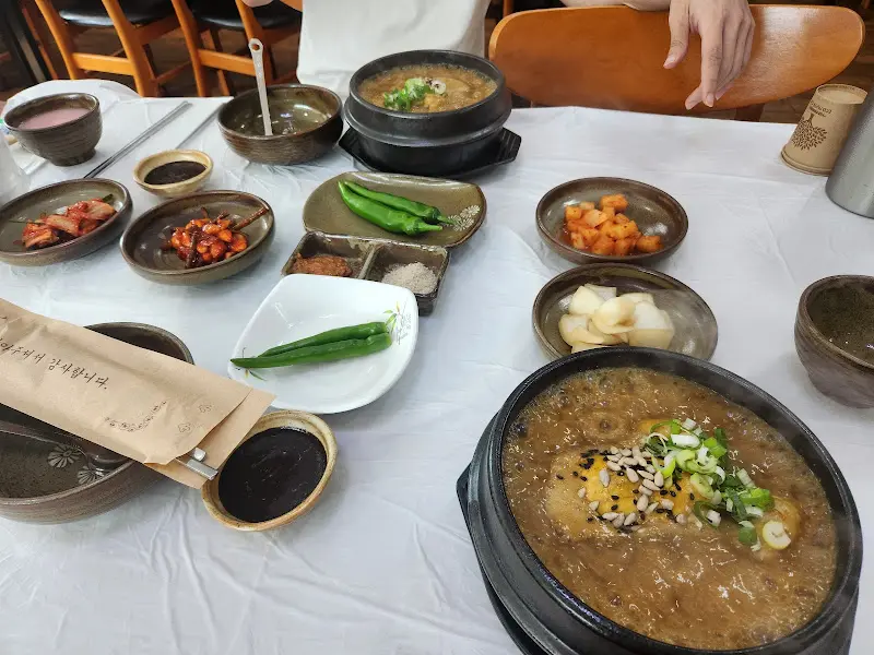 황금빛 상황 삼계탕과 정갈한 밑반찬