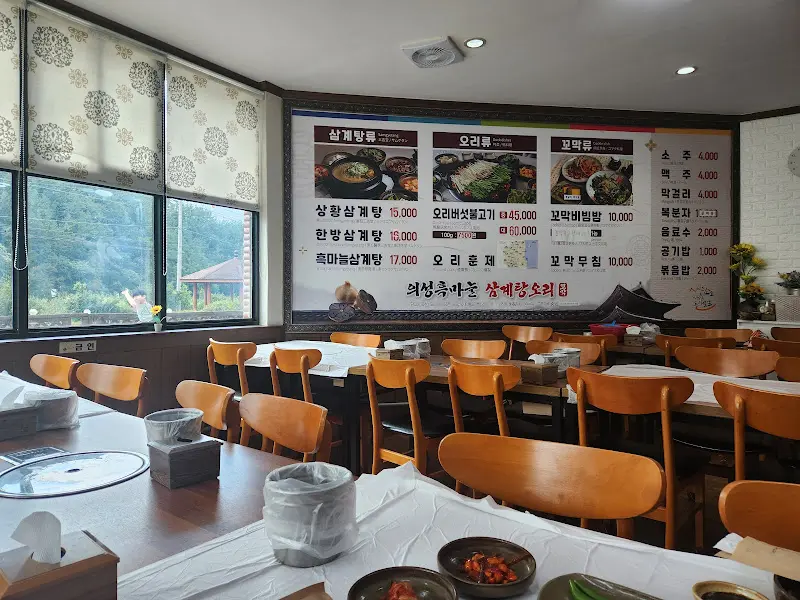 넓고 깔끔한 식당 내부