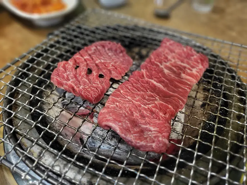 숯불 위에 구워지는 갈비