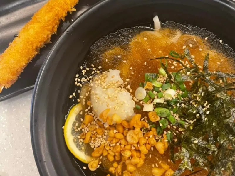 고소한 깨가 뿌려진 우동