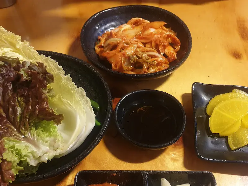 싱싱한 쌈 채소와 밑반찬