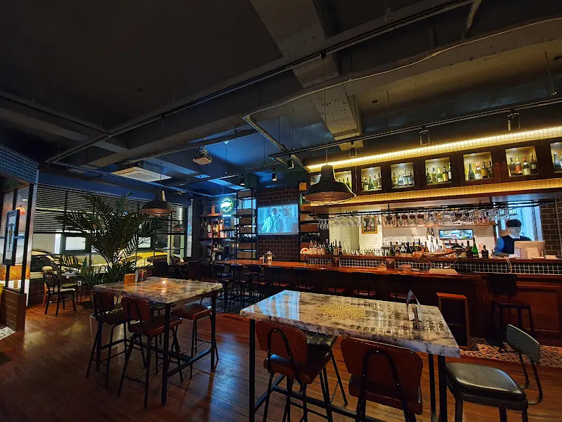 넓은 와인 바 내부