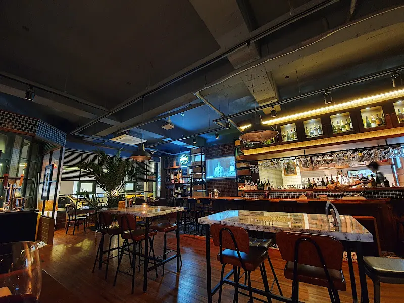 저녁 시간대의 와인 바 내부