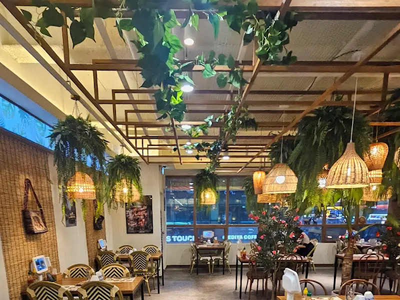 천장의 잎사귀 장식이 인상적인 내부