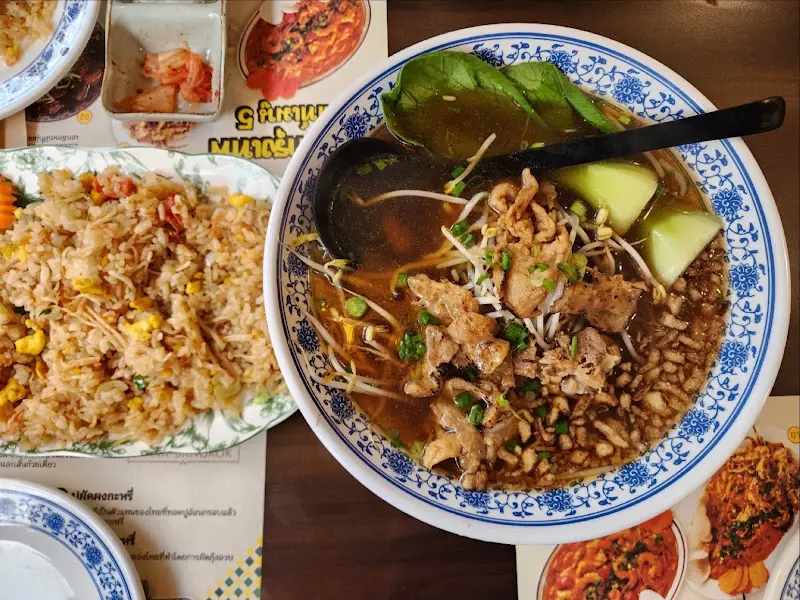 아롱사태 쌀국수와 파인애플 볶음밥