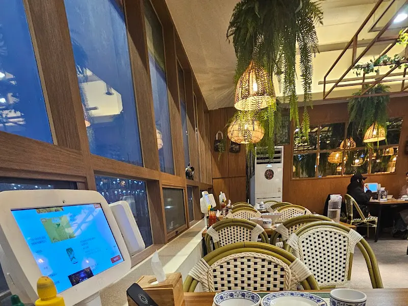 넓은 창 밖 풍경