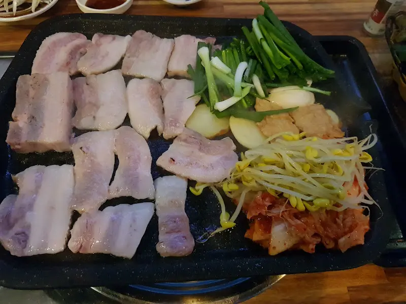 삼겹살과 쪽파, 김치의 조화