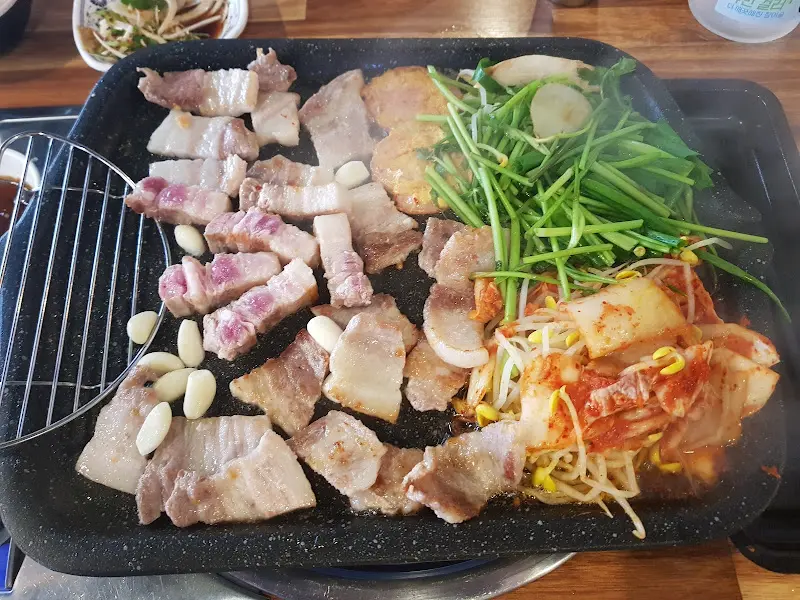 불판 가득한 삼겹살