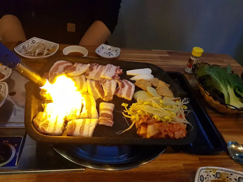 토치로 구워주는 삼겹살