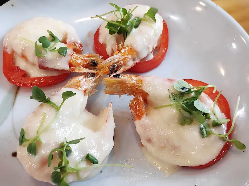 토마토와 새우를 곁들인 퓨전 요리