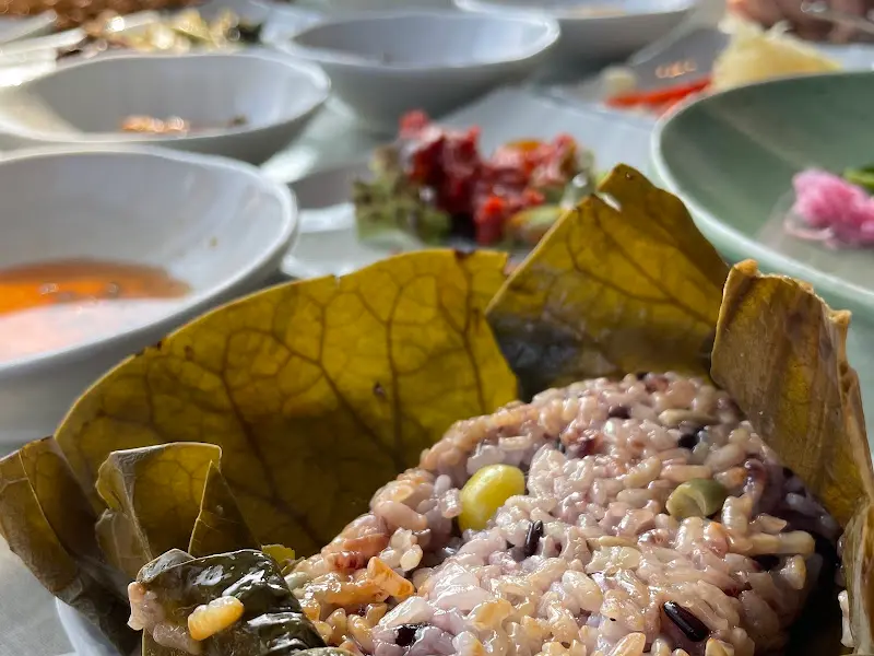 정갈하게 담겨 나온 연잎밥