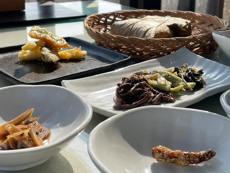 다채로운 밑반찬들