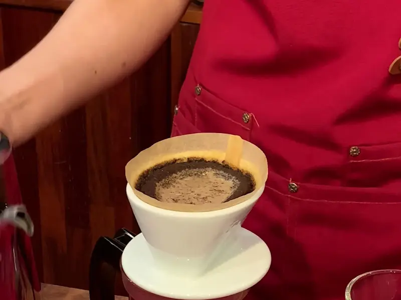 핸드드립 커피 내리는 모습