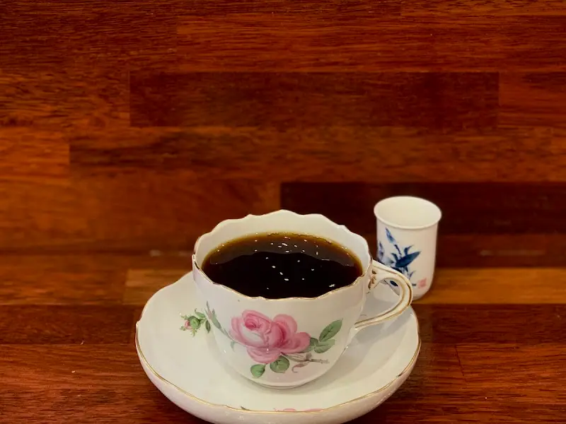 앤티크 찻잔에 담긴 커피