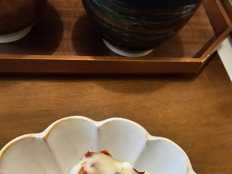 정갈하게 담긴 밥과 따뜻한 미소된장국