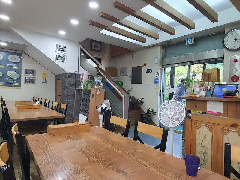 정갈하게 정돈된 식당 내부