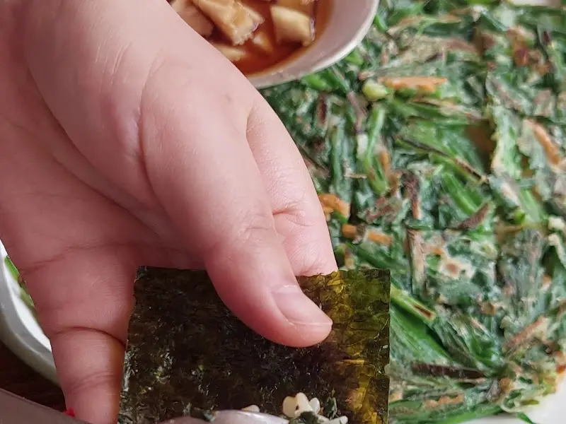 부추전과 양념장의 조화