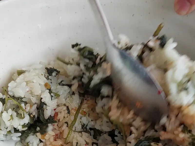 곤드레밥을 비비는 모습