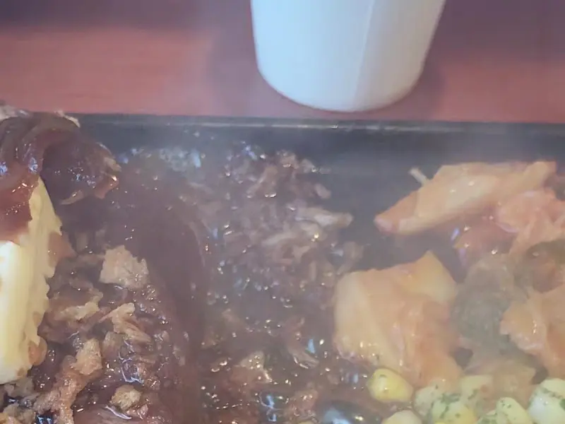 뜨겁게 달궈진 철판 위에 올려진 스테이크