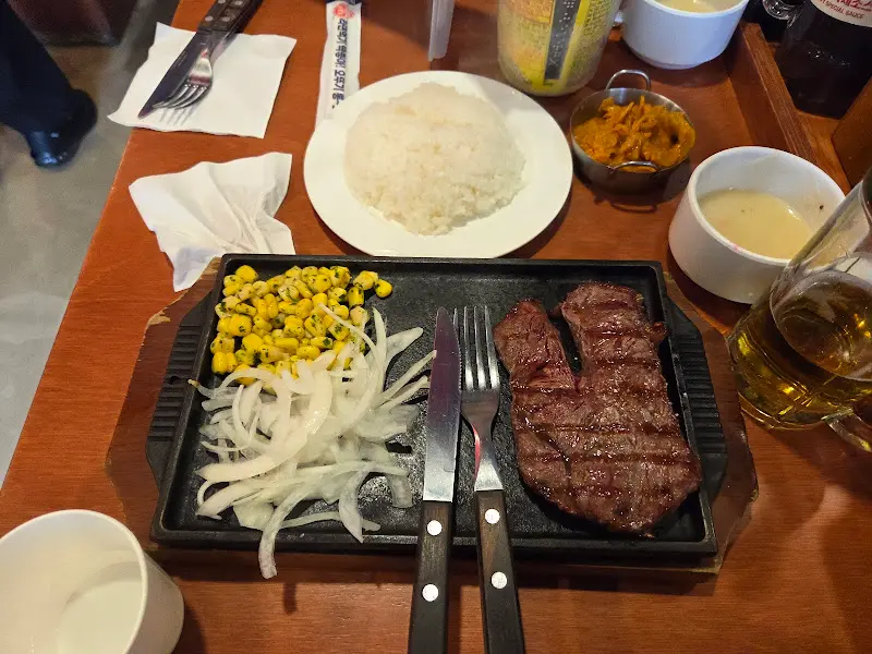 스테이크와 밥, 양파, 옥수수