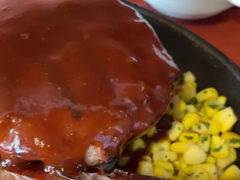 스테이크에 뿌려진 특제 소스