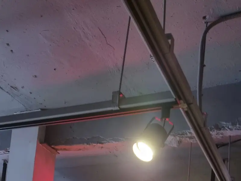 가게 천장에 달린 조명