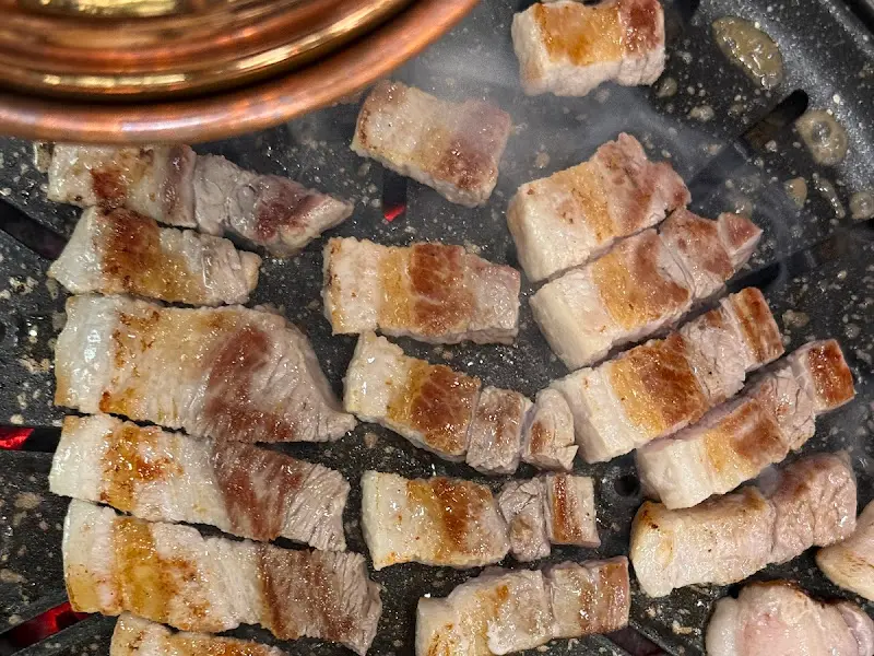 숯불에 구워지는 삼겹살