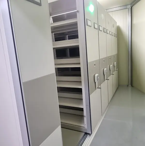 빈 선반이 있는 창고 내부