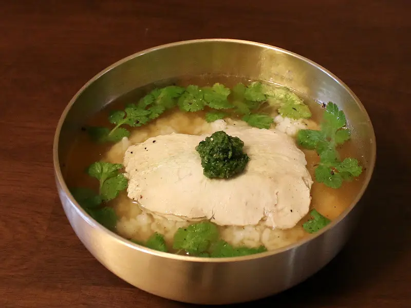 고수가 올려진 돼지곰탕