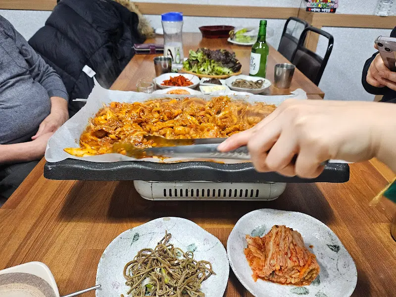 불판 가득한 음식