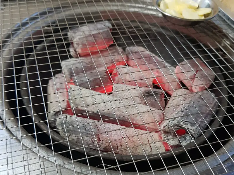 숯불 위에서 익어가는 한우