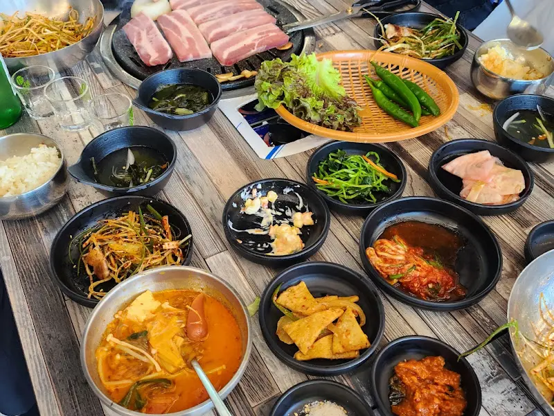 다채로운 곁들임 메뉴와 삼겹살의 조화