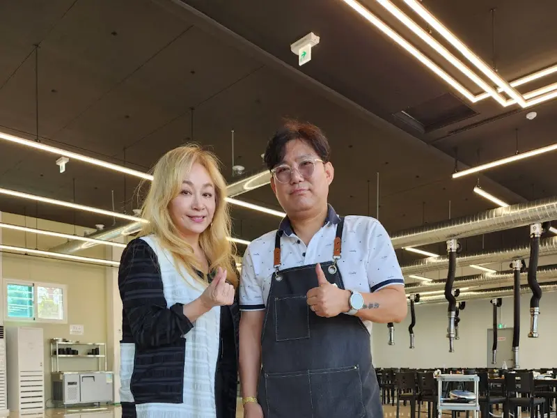 밝은 미소로 손님을 맞이하는 사장님