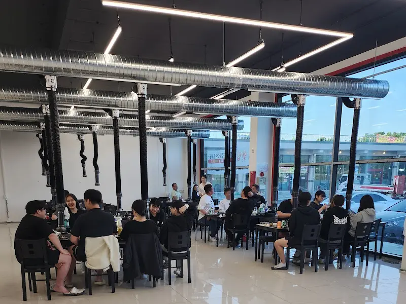 넓고 쾌적한 식당 내부