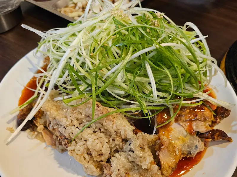 접시 가득 푸짐하게 담겨 나오는 파채 무침