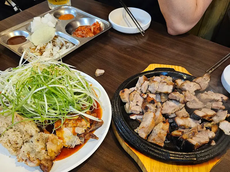 닭살부부 한상 차림, 목살 구이와 파채, 그리고 곁들임 찬들